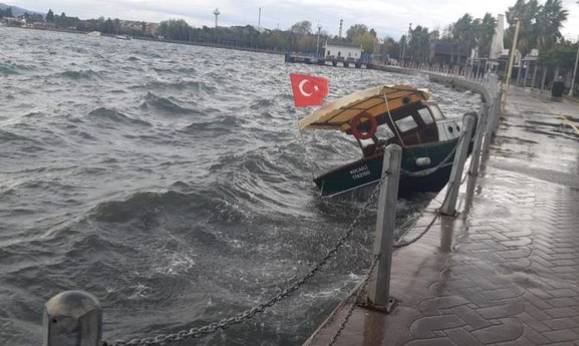 Günlerdir uyarı üstüne uyarı yapılıyordu! Ve beklenen fırtına başladı! Ağaçları yerinden söktü! 4